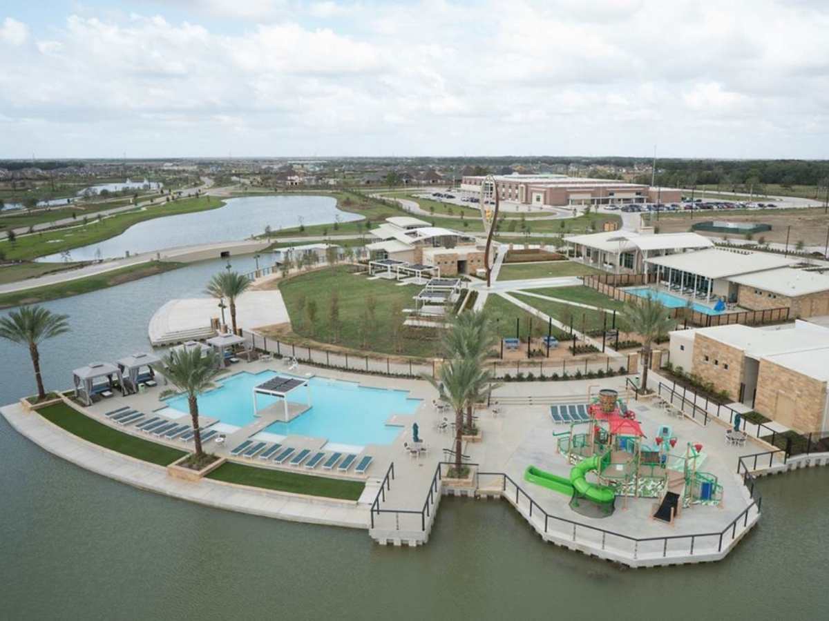 Aerial pic of pool and lake area of Meridiana for newcomers moving to Houston area.