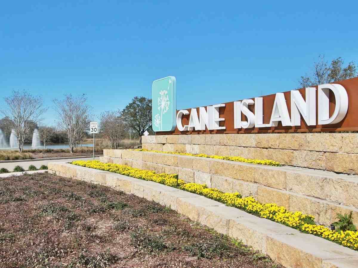 Entrance sign to Cane Island for article Katy's Cane Island Welcomes New Homebuilders for newcomers moving to Houston area.