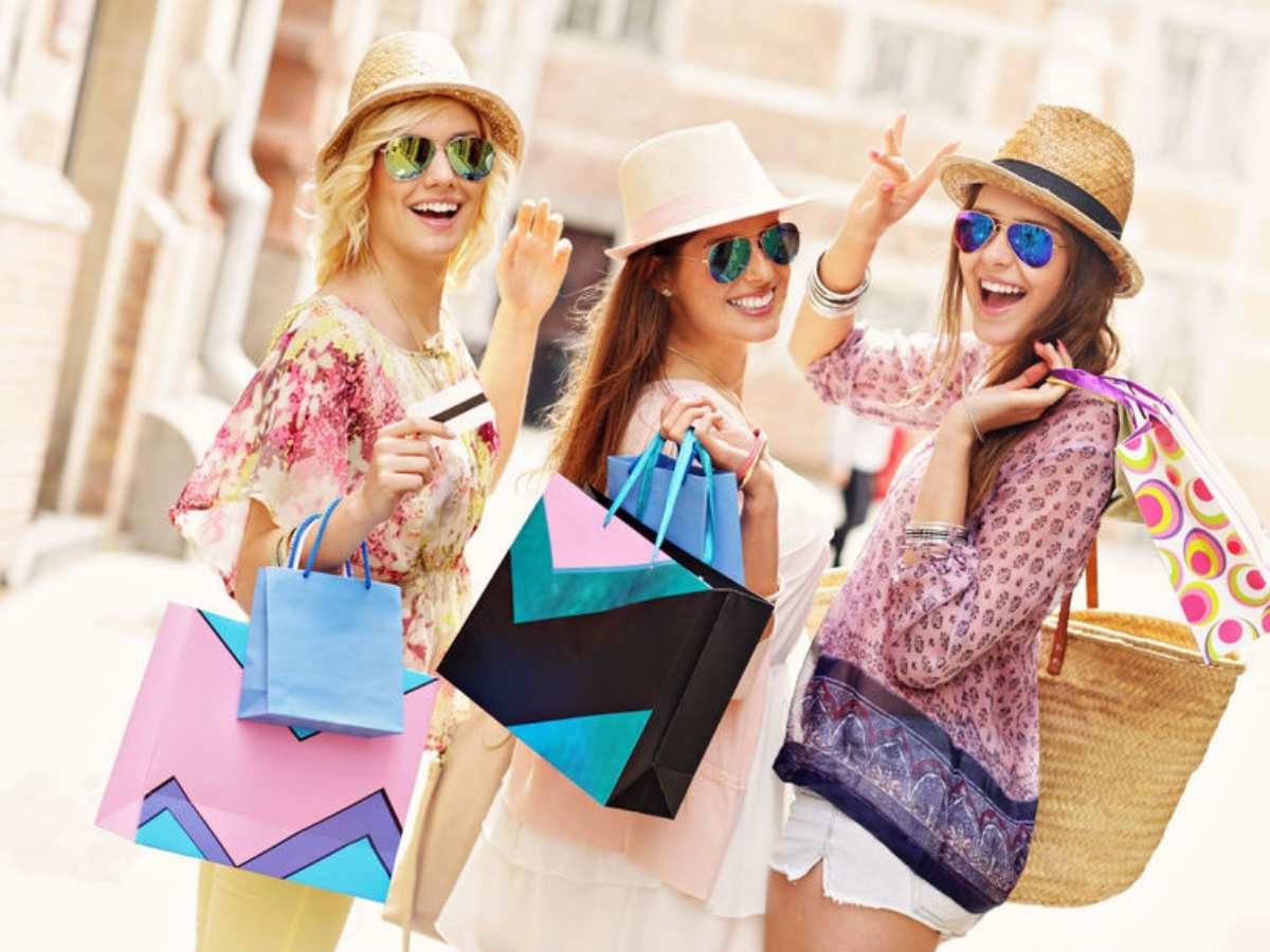 3 Women in hats and sunglasses with several shopping bags each for article Top Shopping in Houston