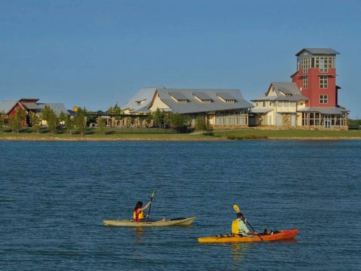 Kayakers on water at Cross Creek Ranch for article Fulshear for newcomers moving to Houston.