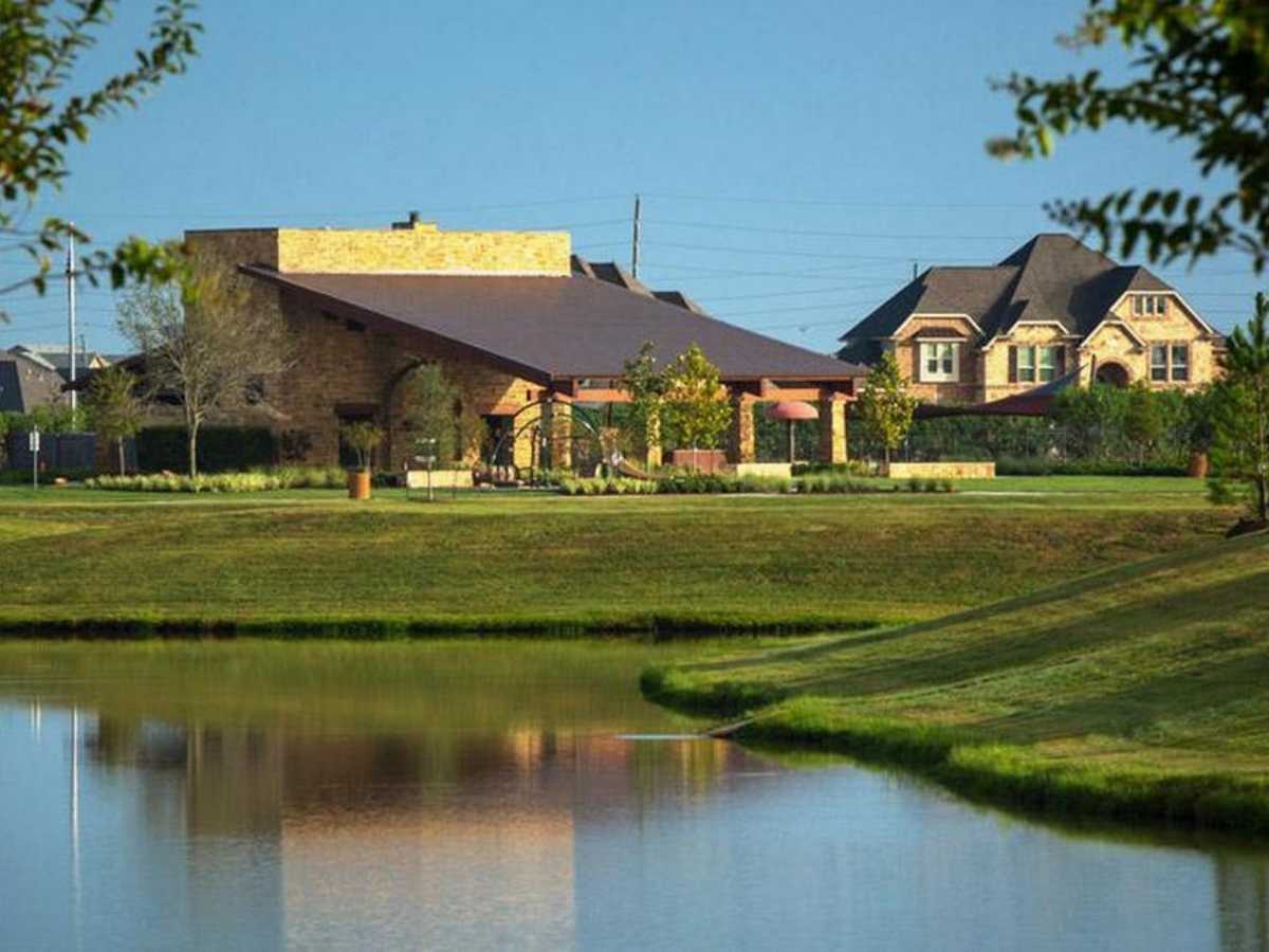 Sedona Lake in Manvel for newcomers moving to Houston area.