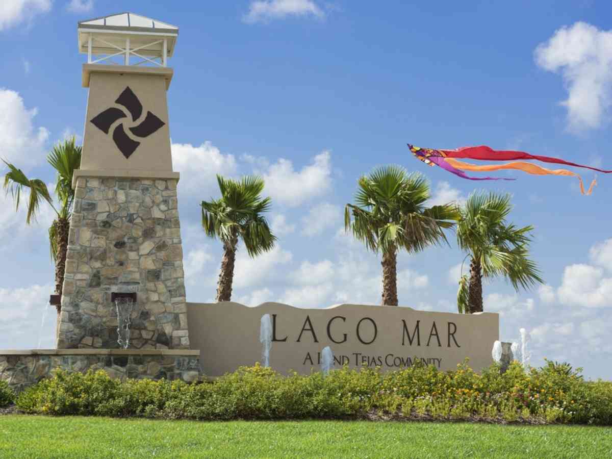 Front entrance to Lago Mar for article Lago Mar Ranks Among Nation’s Top Communities for newcomers moving to Houston.