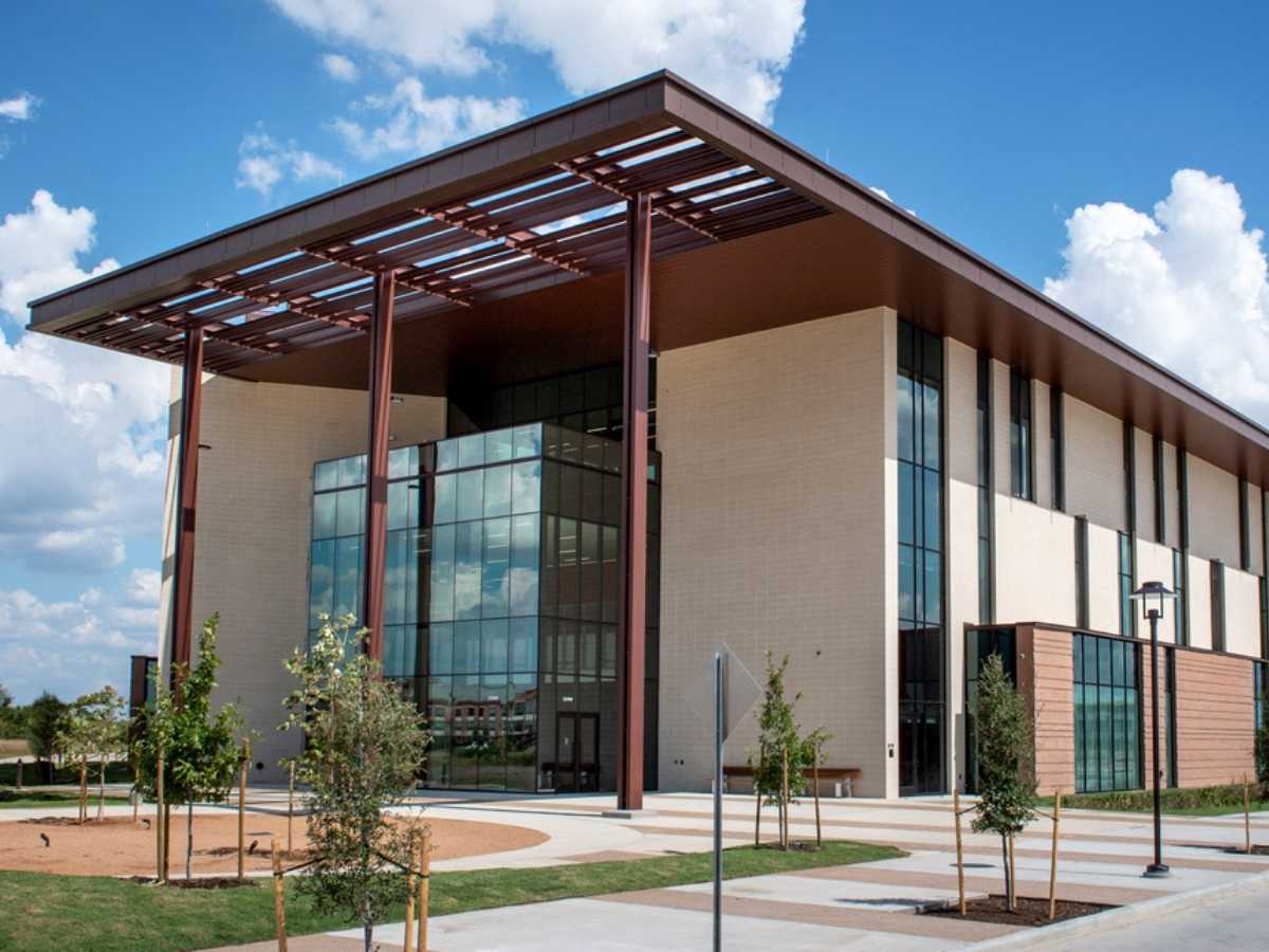 3 Story modern UHV Katy building with tall rectangular windows for article University of Houston-Victoria at Katy
