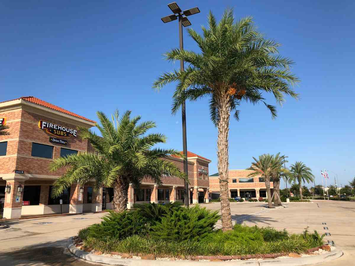 Picture of small strip mall in Katy, Texas for article Moving to Katy for newcomers moving to Houston area.